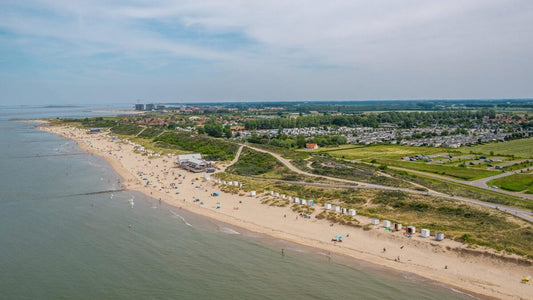 Zon, zee, strand én een binnenzwembad: jouw perfecte vakantie aan de kust